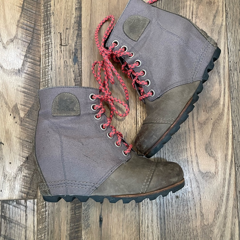 Sorel Wedge boots 7.5